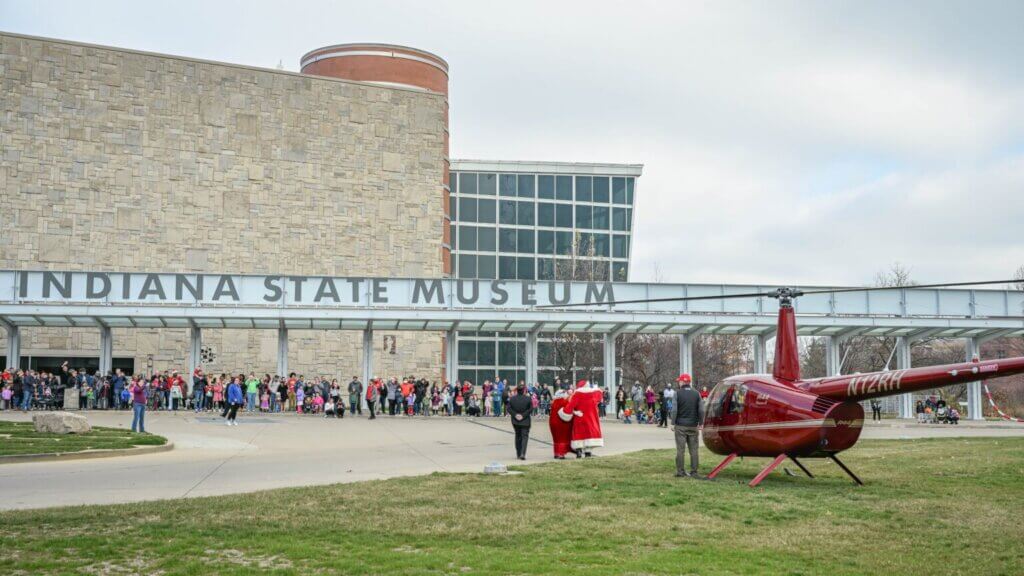 Santa landing in Indiana State Museum lawn