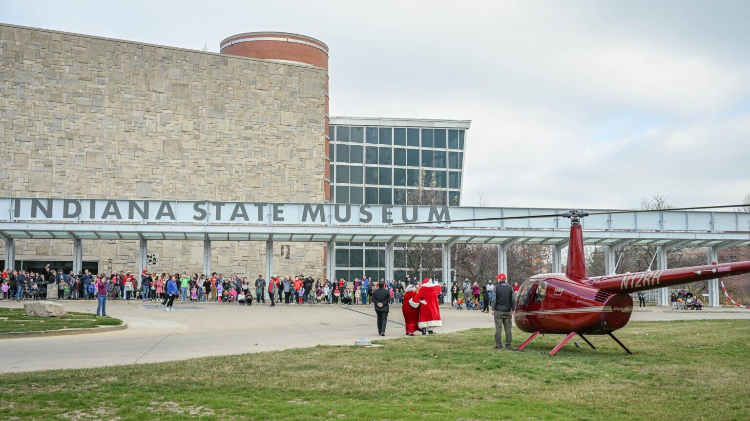 Santa landing in Indiana State Museum lawn
